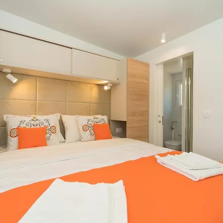 Holiday Artina 1 بيت للعطل *