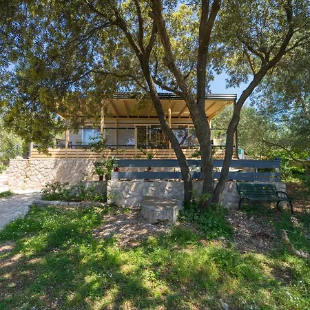 Artina 1 Nyaraló Lovište